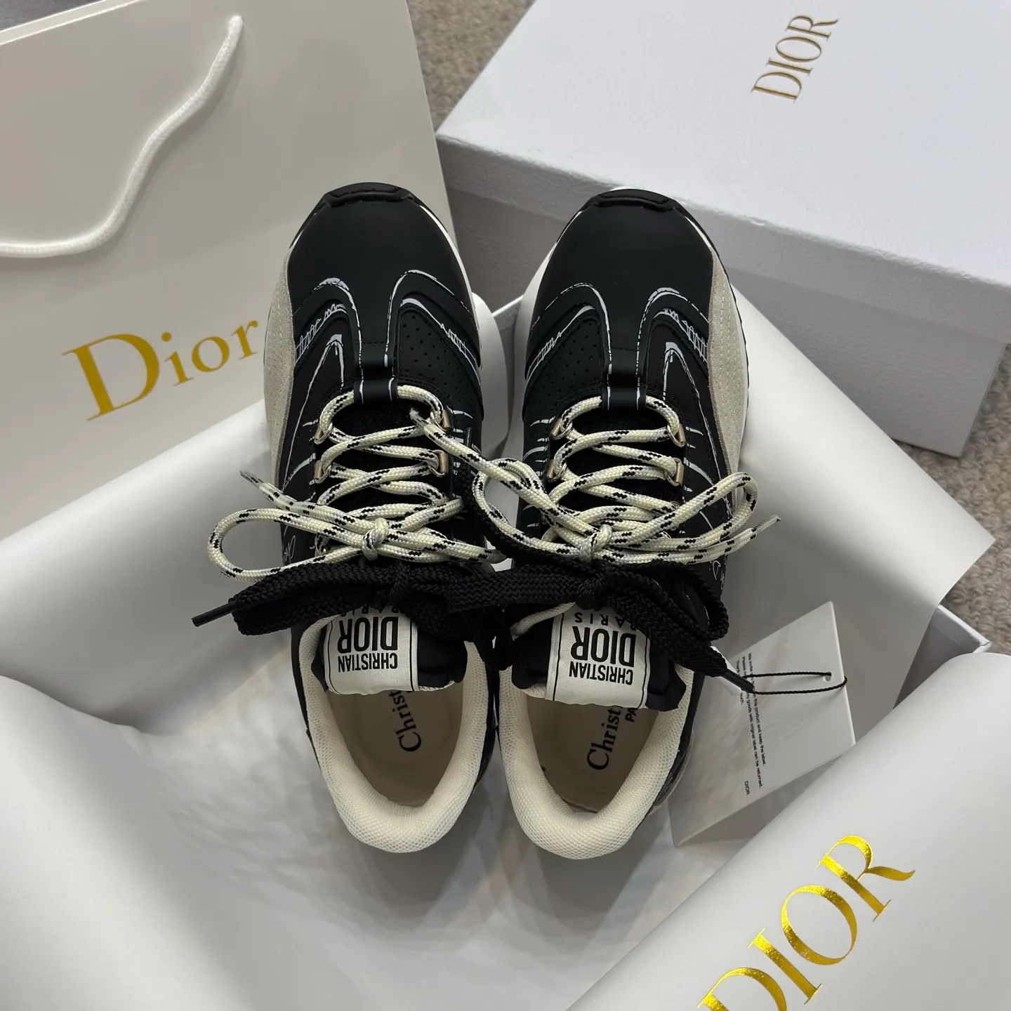👟👟Ex-factory price 580👟👟 Original purchase and development 𝐂h𝐑𝐈𝐒𝐓𝐈𝐀𝐍 𝐃𝐈or This Dior Vibe Dior sneaker incorporates Dior's haute couture spirit and reinterprets the classic running shoes, moral training shoes. Forrest Gump shoes. Matched with Oblique Printed 3D printing technology reproduces the original fabric to create a contrasting modern style. The details are displayed with a 3D effect, and the iconic details of the logo decoration on the side and back are further embellished. It complements various casual or elegant items to create a modern look.  ✅The tongue is decorated with the Christian Dior PARIS Logo in 3 different colors and overlapping fabric lines. It is consistent with the original version. It is full of details. Welcome to compare and compare with the ordinary version on the market. ✅The original rubber TPU sole is decorated with the DIOR logo. The convex and concave rubber sole is decorated with the Christian Dior lucky star symbol. ✅Size: 35-40 (41 can be customized)